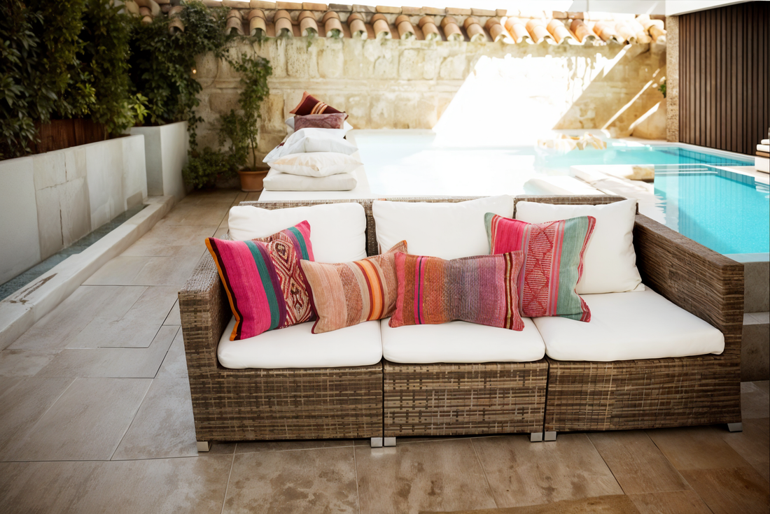 Sofá de terraza jardín de exterior decorado con cojines, tendencia 2025